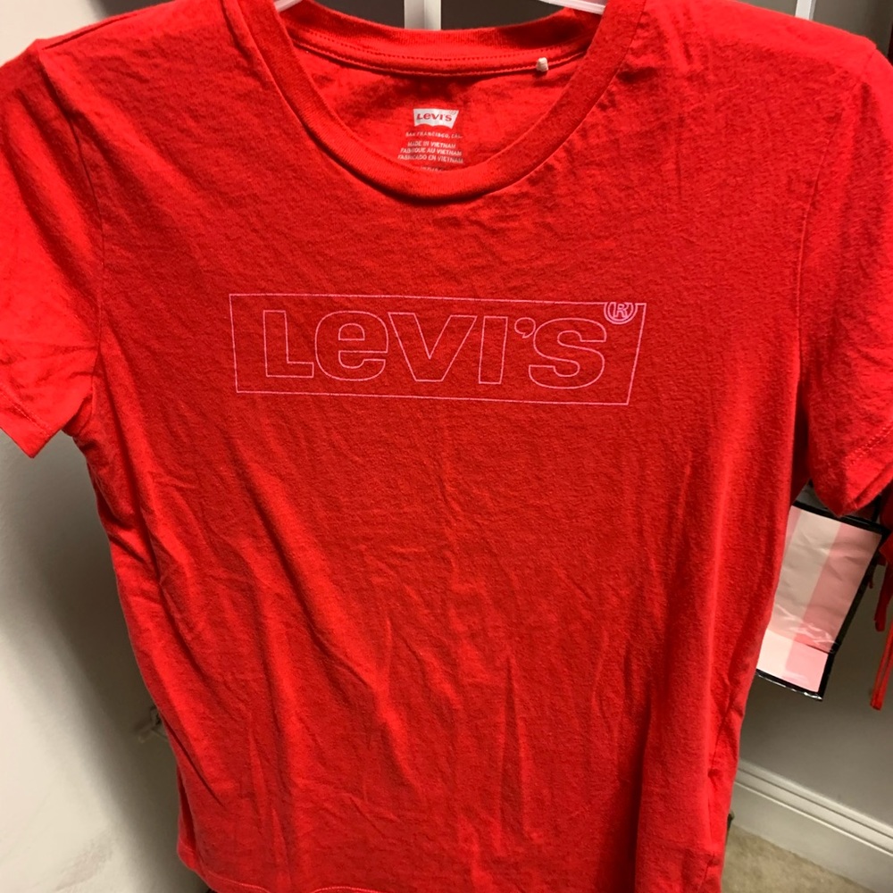 levi’s tee